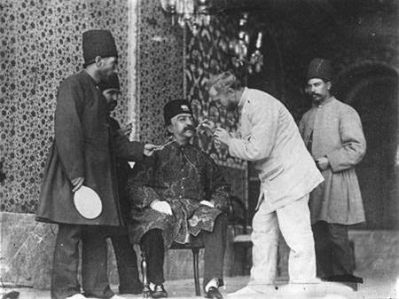 یادداشت های اعتمادالسلطنه در ۲۶ تیر ۱۲۶۴ خورشیدی: کار دولت به کجا رسیده که شاه میانجی واقع میشود! یادداشت های اعتمادالسلطنه در ۲۶ تیر ۱۲۶۴ خورشیدی: کار دولت به کجا رسیده که شاه میانجی واقع میشود!