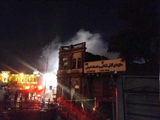 اطفای حریق در میدان حسن&zwnj;آباد/ جزئیات و تصاویر بیشتر از حادثه