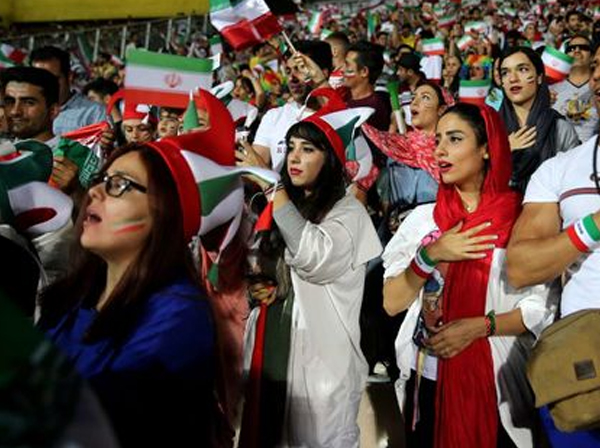 بلیت ۳ جایگاه جدید زنان برای بازی ایران و کامبوج در کمتر از یک ساعت فروخته شد / تاکنون ۳۵۰۰ تماشاگر زن بلیت بازی را خریده اند / فعلا جایگاه دیگری برای زنان در نظر گرفته نشده