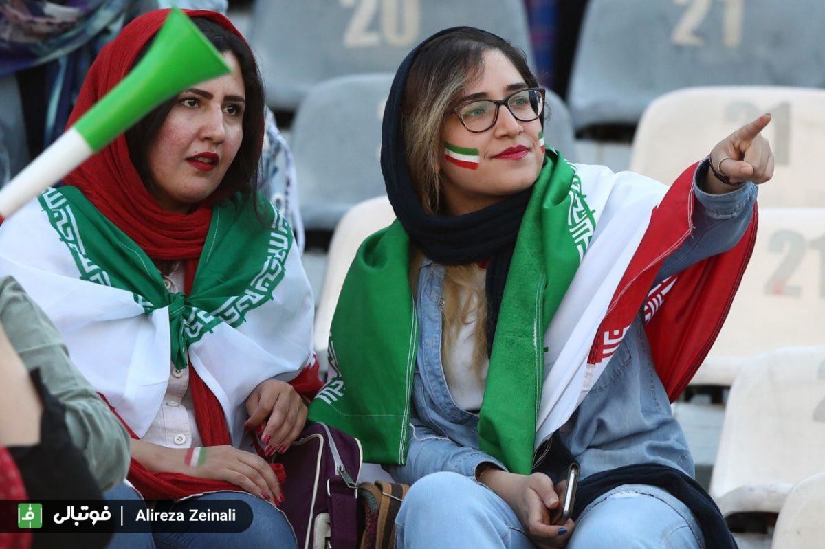 بازی ایران و کامبوچ تحت تاثیر حضور زنان ایران در ورزشگاه + عکس