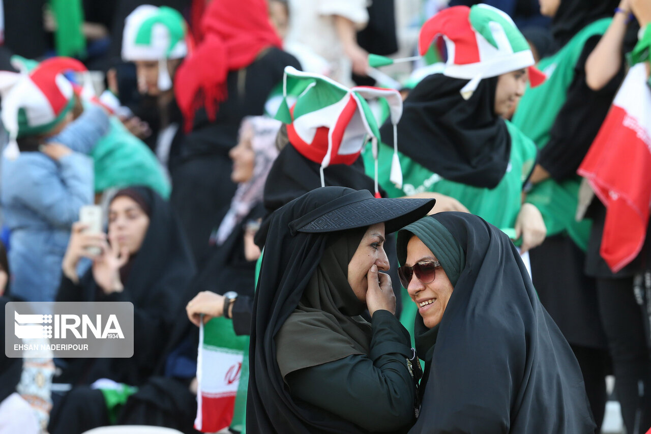 بازی ایران و کامبوچ تحت تاثیر حضور زنان ایران در ورزشگاه + عکس