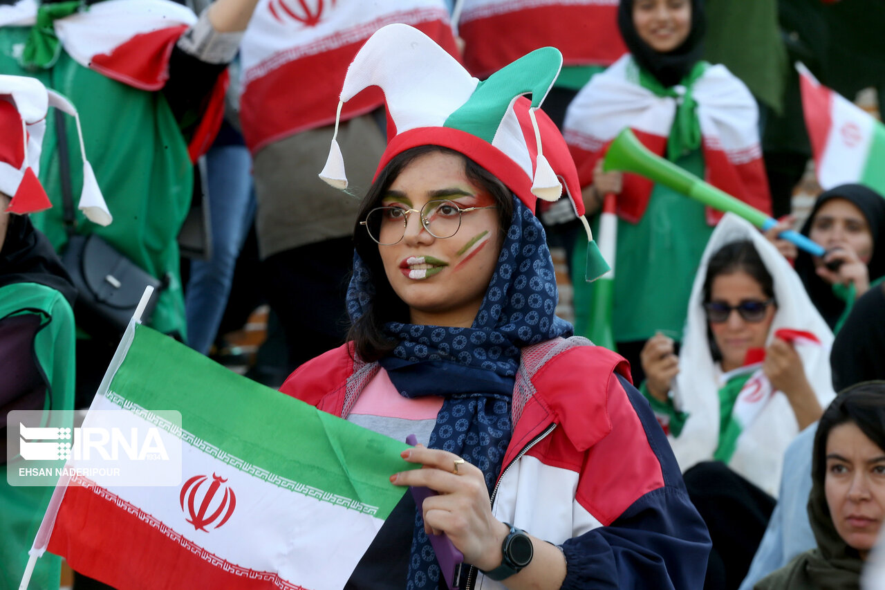 بازی ایران و کامبوچ تحت تاثیر حضور زنان ایران در ورزشگاه + عکس
