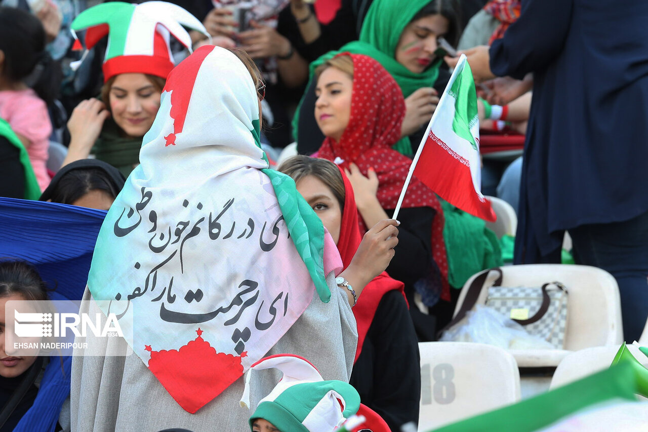 بازی ایران و کامبوچ تحت تاثیر حضور زنان ایران در ورزشگاه + عکس