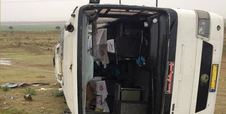 واژگونی اتوبوس حامل زائران کربلا در اسلام&zwnj;آباد غرب&zwnj;/20 نفر مصدوم شدند