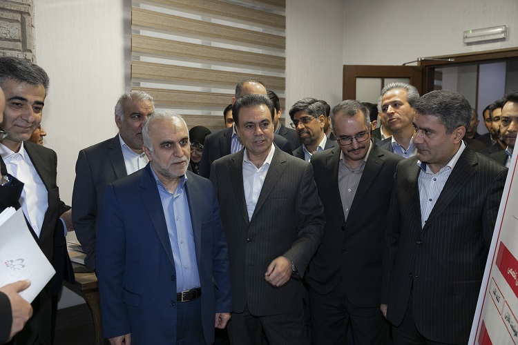 وزیر اقتصاد: بانک ملت در زمینه کاهش هزینه ها، تعدیل شعب و اعطای تسهیلات بسیار خوب عمل کرده / این بانک در زمینه فناوری اطلاعات و بانکداری دیجیتال رتبه خوبی دارد / بانک ملت با وصل کردن خود به منابع علمی، دانشگاه های داخلی و خارجی می تواند خود را بیمه کرده و در آینده ای نزدیک، مثال زدنی شود /مدیرعامل بانک ملت: 23 کلان پروژه و 126 پروژه در زمینه بانکداری دیجیتال تدوین کرده ایم