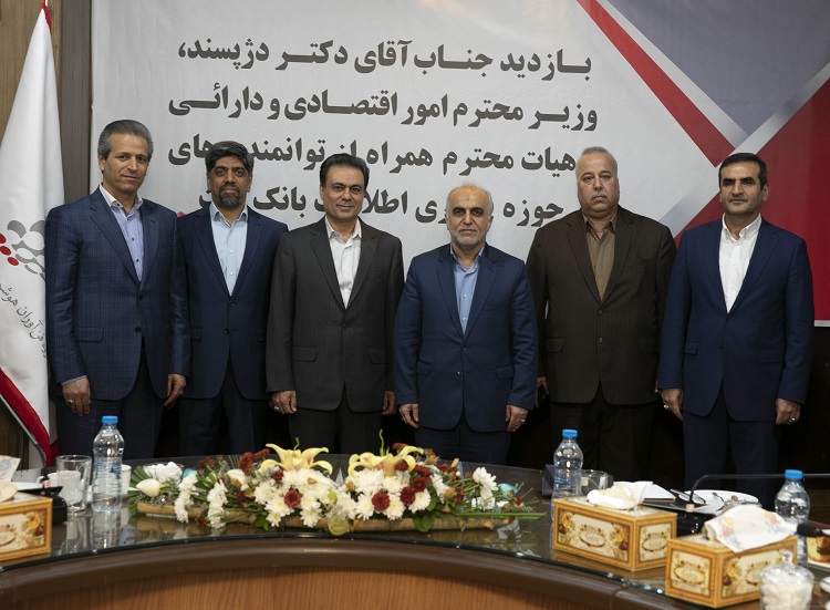 وزیر اقتصاد: بانک ملت در زمینه کاهش هزینه ها، تعدیل شعب و اعطای تسهیلات بسیار خوب عمل کرده / این بانک در زمینه فناوری اطلاعات و بانکداری دیجیتال رتبه خوبی دارد / بانک ملت با وصل کردن خود به منابع علمی، دانشگاه های داخلی و خارجی می تواند خود را بیمه کرده و در آینده ای نزدیک، مثال زدنی شود /مدیرعامل بانک ملت: 23 کلان پروژه و 126 پروژه در زمینه بانکداری دیجیتال تدوین کرده ایم
