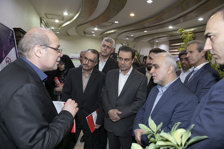وزیر اقتصاد: بانک ملت در زمینه کاهش هزینه ها، تعدیل شعب و اعطای تسهیلات بسیار خوب عمل کرده / این بانک در زمینه فناوری اطلاعات و بانکداری دیجیتال رتبه خوبی دارد / بانک ملت با وصل کردن خود به منابع علمی، دانشگاه های داخلی و خارجی می تواند خود را بیمه کرده و در آینده ای نزدیک، مثال زدنی شود /مدیرعامل بانک ملت: 23 کلان پروژه و 126 پروژه در زمینه بانکداری دیجیتال تدوین کرده ایم