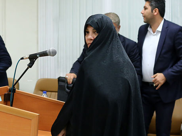 آخرین دفاعیات شبنم نعمت زاده دادگاه: از تامینکنندگان دارو که به آنها بدهی دارم عذرخواهی میکنم / نماینده وزارت بهداشت: هفته گذشته پس از مراجعه یکی از اقوام شبنم نعمتزاده به وزارت بهداشت، یکی از مدیران کل ما برکنار شد / متهم ردیف دوم به نعمت زاده: من کاخ نساختم، شما ساختید / می گوید من مانند بیبیسی هستم، خودش مانند آمدنیوز است آخرین دفاعیات شبنم نعمت زاده دادگاه: از تامینکنندگان دارو که به آنها بدهی دارم عذرخواهی میکنم / نماینده وزارت بهداشت: هفته گذشته پس از مراجعه یکی از اقوام شبنم نعمتزاده به وزارت بهداشت، یکی از مدیران کل ما برکنار شد / متهم ردیف دوم به نعمت زاده: من کاخ نساختم، شما ساختید / می گوید من مانند بیبیسی هستم، خودش مانند آمدنیوز است