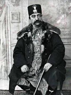 شاه پیاده از میان خیابان ناصریه عبور فرموده میدان توپخانه رفته بودند شاه پیاده از میان خیابان ناصریه عبور فرموده میدان توپخانه رفته بودند