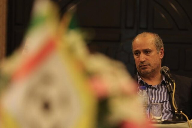 عابدینی: تاج یا رسانه را با خود هماهنگ می&zwnj;کند یا شکایت می&zwnj;کند / مگر قراداد ویلموتس نظامی و یا هسته&zwnj;ای است که می&zwnj;گویند محرمانه است؟ / در فدراسیون یک وکیل وجود دارد که کارش شکایت از رسانه&zwnj;هاست