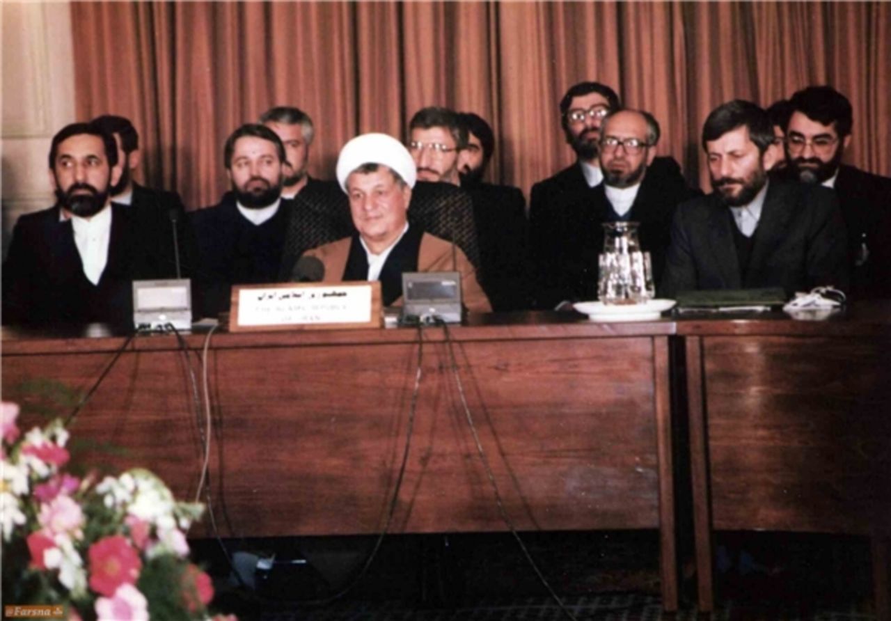 خاطرات آیت&zwnj;الله هاشمی؛ ۷ آبان ۱۳۷۱ تا ۱۳۷۵: عبدالله نوری، از فشارهای نمایندگان مجلس و خشکه&zwnj;مقدس&zwnj;های افراطی شکایت داشت / ولایتی از اعلان تظاهرات در مقابل سفارت فرانسه، برای اعتراض به اخراج دانش&zwnj;آموزان دختر محجبه از مدارس انتقاد داشت