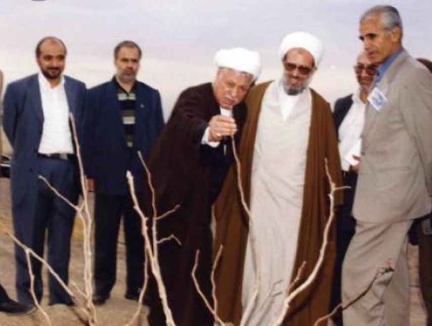 خاطرات آیتالله هاشمی؛ ۱۰ آذر ۱۳۷۱ تا ۱۳۷۵: ریشهری آمد؛ از برخورد او نسبت به خانواده اخوان مرعشی انتقاد کردم / مهدی نقشه محل وقوع احتمالی خط لوله گاز قطر به پاکستان را آورد؛ پیشنهاد داشت با آنها همکاری کنیم خاطرات آیتالله هاشمی؛ ۱۰ آذر ۱۳۷۱ تا ۱۳۷۵: ریشهری آمد؛ از برخورد او نسبت به خانواده اخوان مرعشی انتقاد کردم / مهدی نقشه محل وقوع احتمالی خط لوله گاز قطر به پاکستان را آورد؛ پیشنهاد داشت با آنها همکاری کنیم