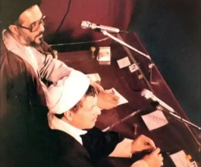 خاطرات آیتالله هاشمی؛ ۱۵ آذر ۱۳۷۱ تا ۱۳۷۵: با رهبری درباره عضویت احمدآقا در شورای انقلاب فرهنگی مذاکره کردیم / بینظیر بوتو اصرار دارد به دلیل استقبال من از نخست وزیر هند از او هم استقبال کنم؛ با توجه به اینکه پذیرفته با چادر ایرانی وارد شود، قرار شد بپذیریم / موسوی خویینیها و توسلی برای کسب نظر من و رهبری در مورد انتخابات آمدند؛ بنای آنها این است از خاتمی حمایت کنند خاطرات آیتالله هاشمی؛ ۱۵ آذر ۱۳۷۱ تا ۱۳۷۵: با رهبری درباره عضویت احمدآقا در شورای انقلاب فرهنگی مذاکره کردیم / بینظیر بوتو اصرار دارد به دلیل استقبال من از نخست وزیر هند از او هم استقبال کنم؛ با توجه به اینکه پذیرفته با چادر ایرانی وارد شود، قرار شد بپذیریم / موسوی خویینیها و توسلی برای کسب نظر من و رهبری در مورد انتخابات آمدند؛ بنای آنها این است از خاتمی حمایت کنند