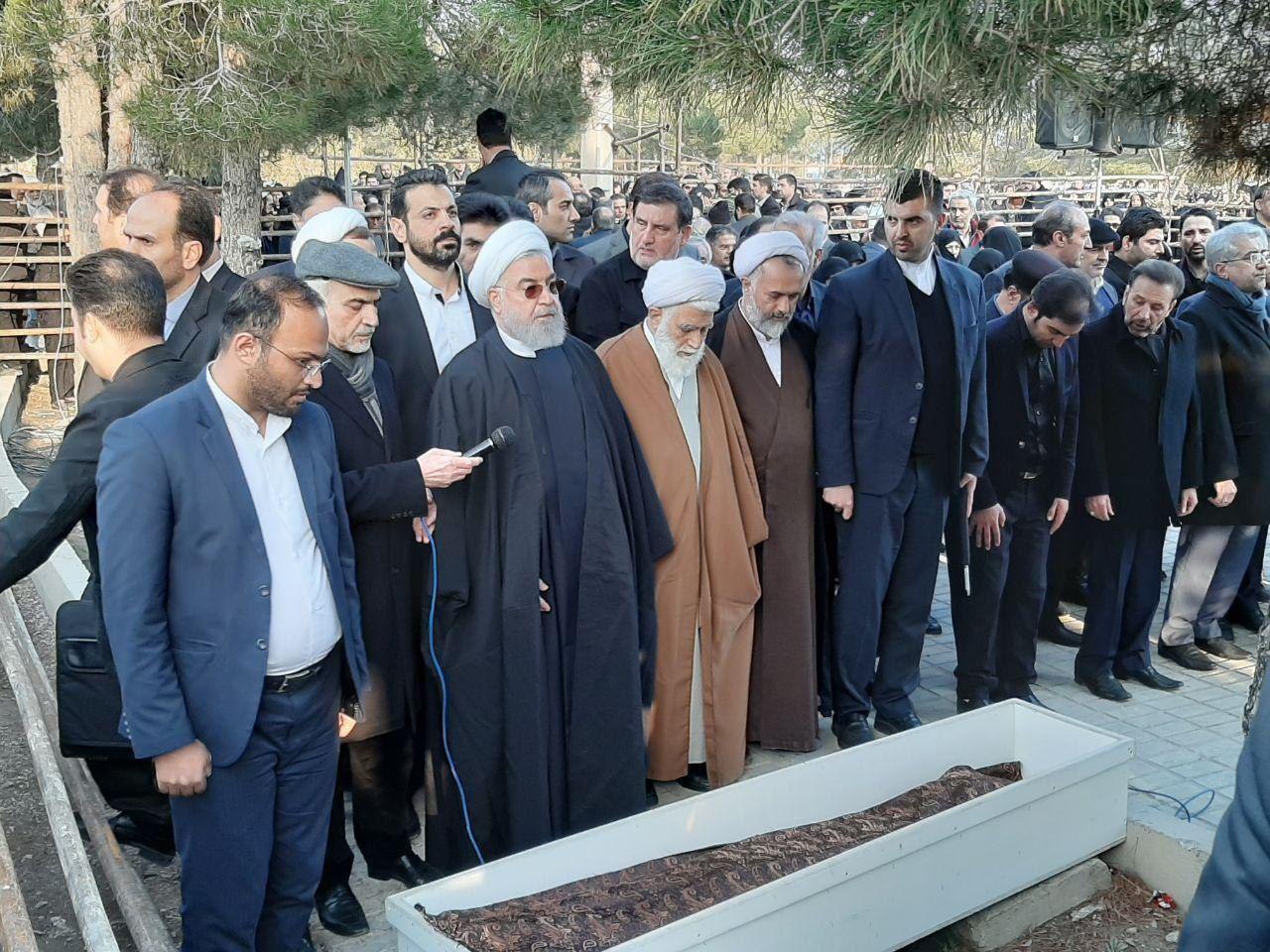 تصویر/ اقامه نماز رئیس جمهور بر پیکر خواهرش