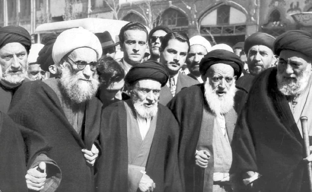 آقا، مملکت در شرف اضمحلال است شاه رفته و همین امروز و فرداست که مملکت به هم بخورد آقا، مملکت در شرف اضمحلال است شاه رفته و همین امروز و فرداست که مملکت به هم بخورد