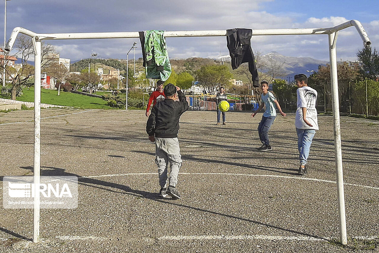 تصاویر: بی&zwnj;توجهی بعضی جوانان به فاصله&zwnj;گذاری اجتماعی
