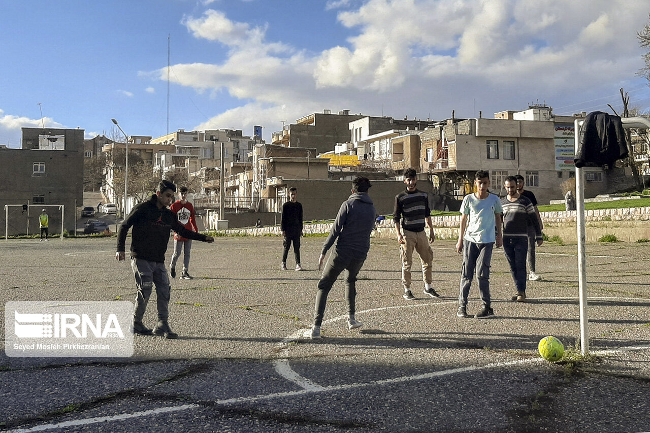تصاویر: بی&zwnj;توجهی بعضی جوانان به فاصله&zwnj;گذاری اجتماعی