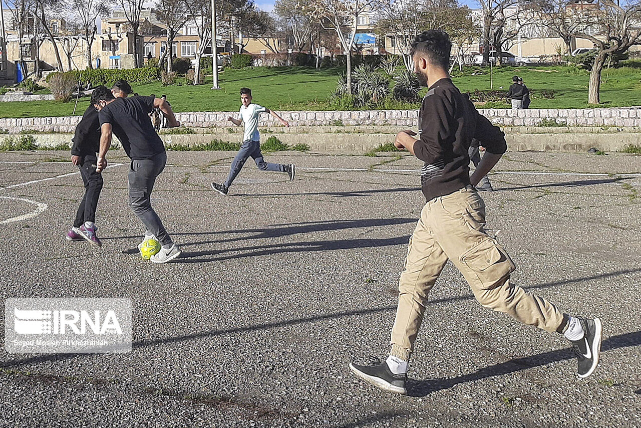 تصاویر: بی&zwnj;توجهی بعضی جوانان به فاصله&zwnj;گذاری اجتماعی