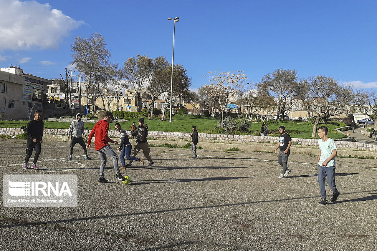 تصاویر: بی&zwnj;توجهی بعضی جوانان به فاصله&zwnj;گذاری اجتماعی