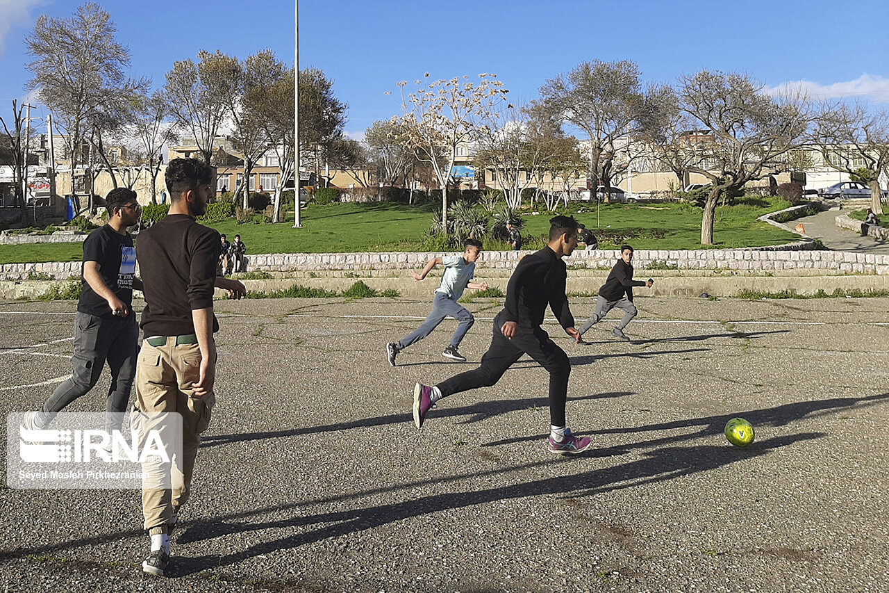 تصاویر: بی&zwnj;توجهی بعضی جوانان به فاصله&zwnj;گذاری اجتماعی