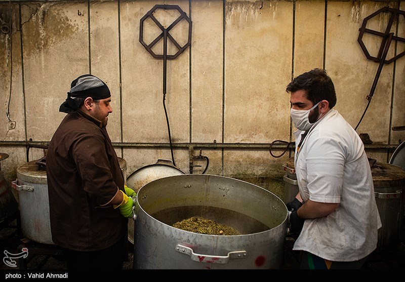 تصاویر: طبخ و توزیع غذای نذری به مناسبت ولادت حضرت صاحب الزمان عج در مناطق محروم تهران