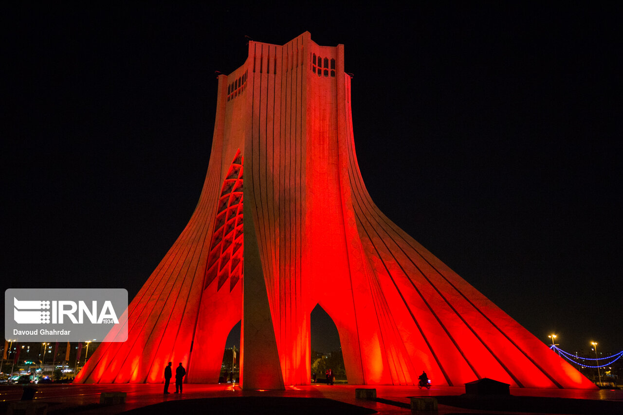 تصاویر: قرمز شدن برج آزادی همزمان با روز جهانی هموفیلی