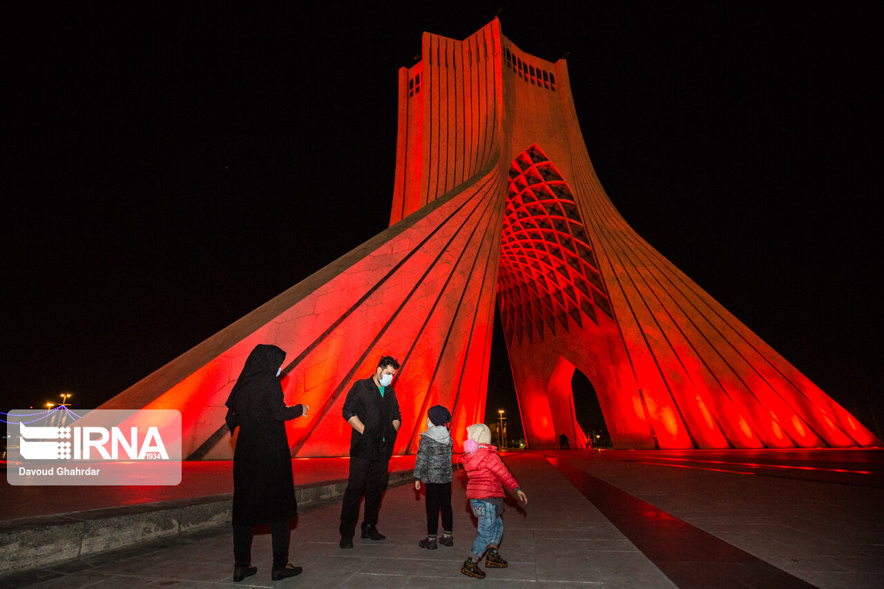 تصاویر: قرمز شدن برج آزادی همزمان با روز جهانی هموفیلی