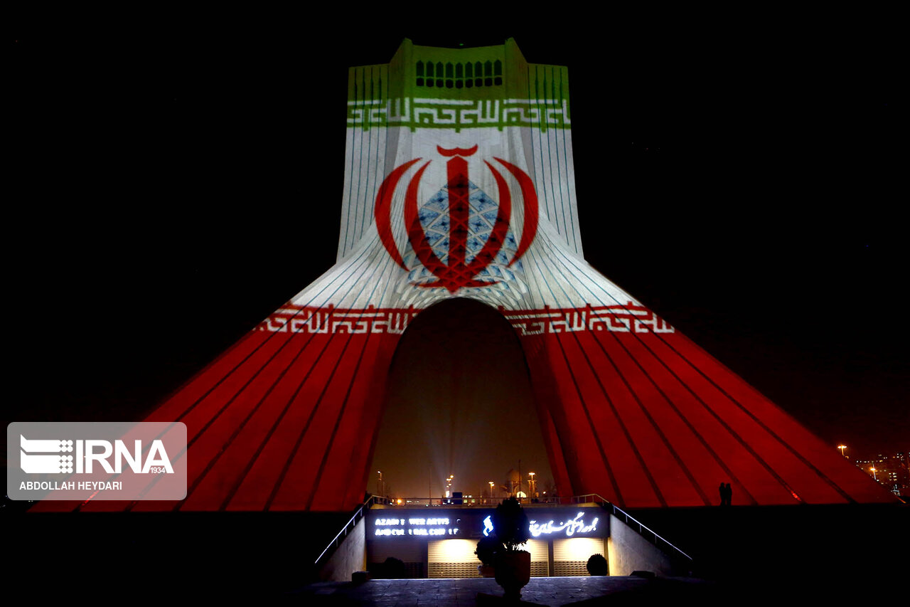 تصاویر: نورپردازی سه بعدی برج آزادی همزمان با سالگرد شهادت سردار سلیمانی