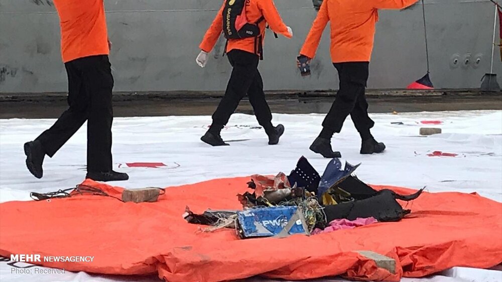 تصاویر: جمع آوری لاشه هواپیمای مسافربری اندونزی از دریا