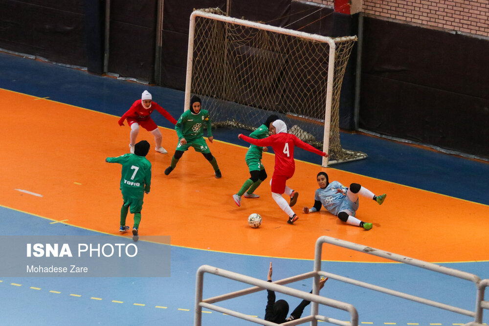تصاویر: دیدار تیم&zwnj;های فوتسال بانوان هیات فوتبال خراسان رضوی و کیمیا اسفراین