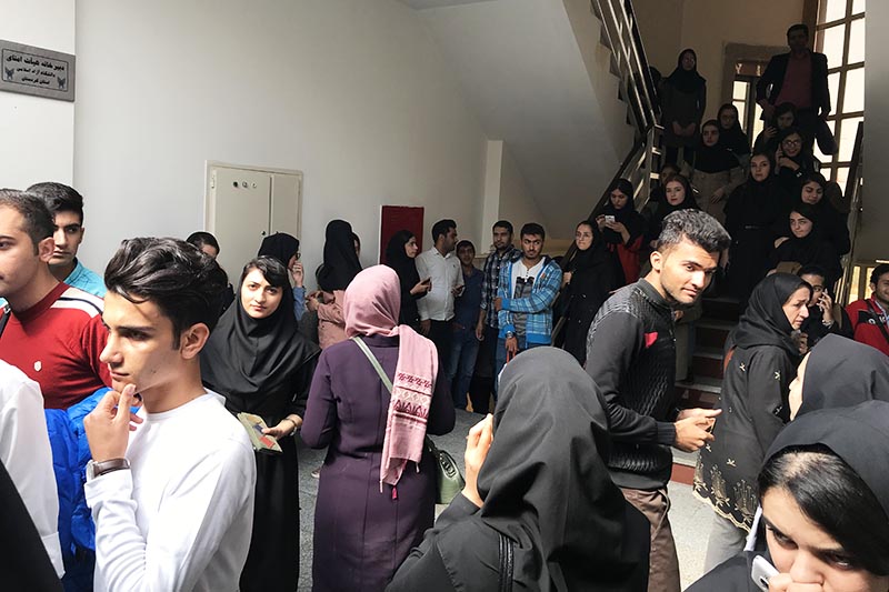 دانشجویان دانشگاه آزاد بر سر دوراهی؛ یا خطر ابتلا به کرونا یا حذف درس و ترم و تحمل یک هزینه سرسام آور!