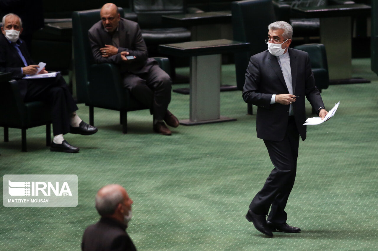 تصاویر: حضور وزیران نیرو و راه در جلسه علنی مجلس شورای اسلامی