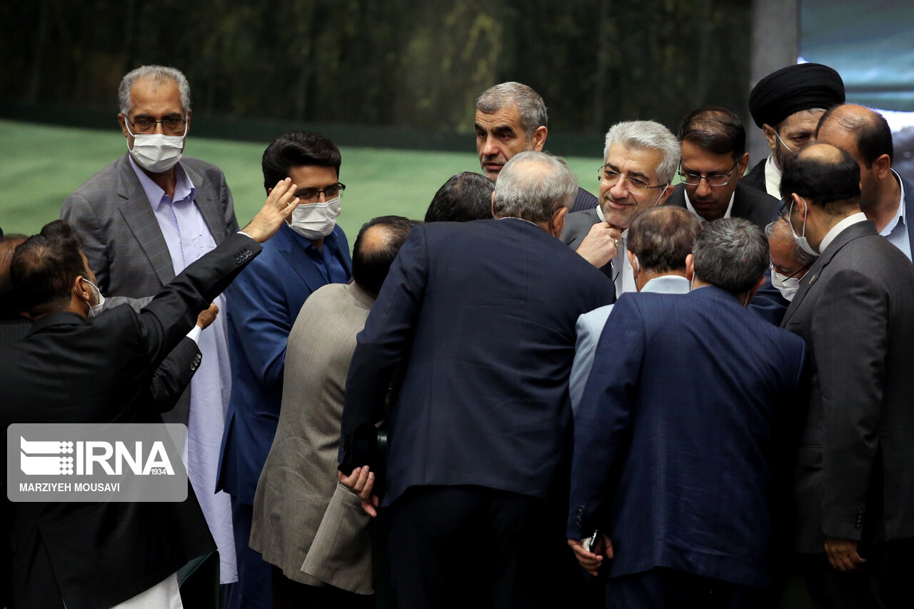 تصاویر: حضور وزیران نیرو و راه در جلسه علنی مجلس شورای اسلامی
