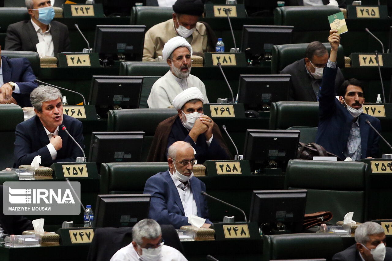 تصاویر: حضور وزیران نیرو و راه در جلسه علنی مجلس شورای اسلامی