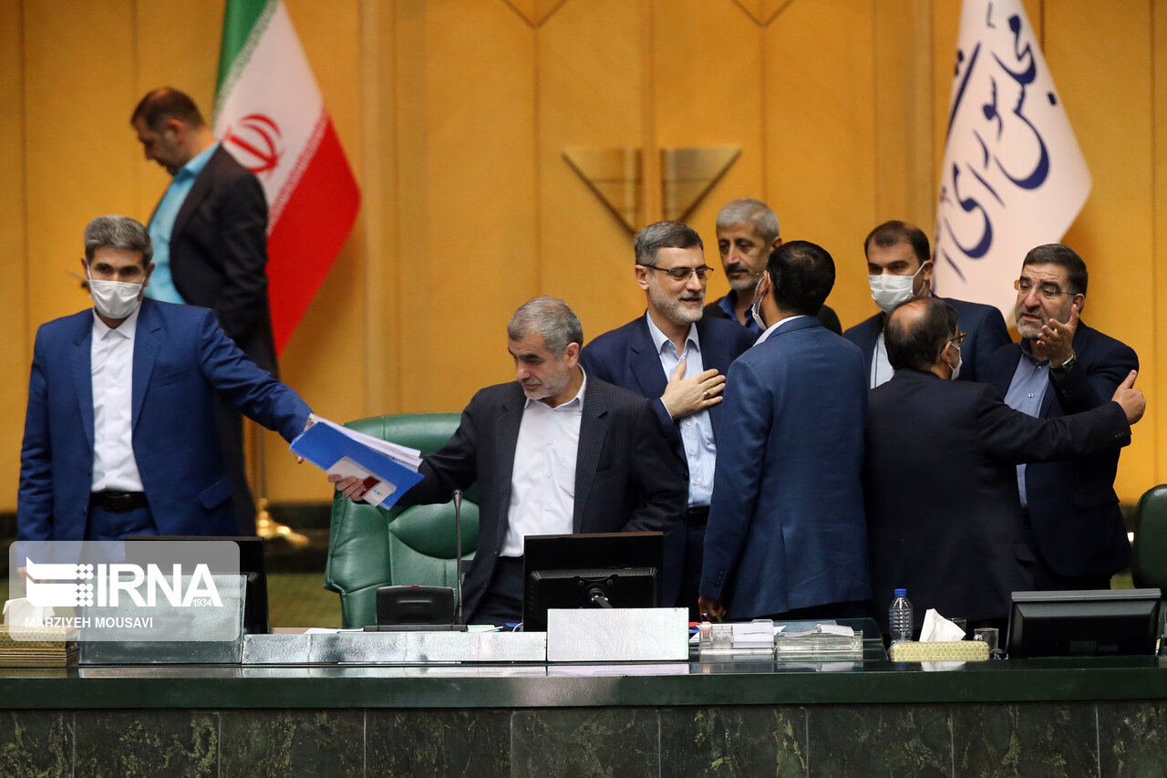تصاویر: حضور وزیران نیرو و راه در جلسه علنی مجلس شورای اسلامی