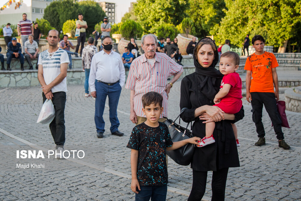 تصاویر: تئاتر، آفتاب و کرونا در چهارراه ولیعصر