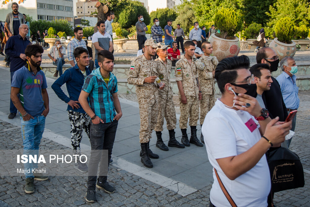 تصاویر: تئاتر، آفتاب و کرونا در چهارراه ولیعصر