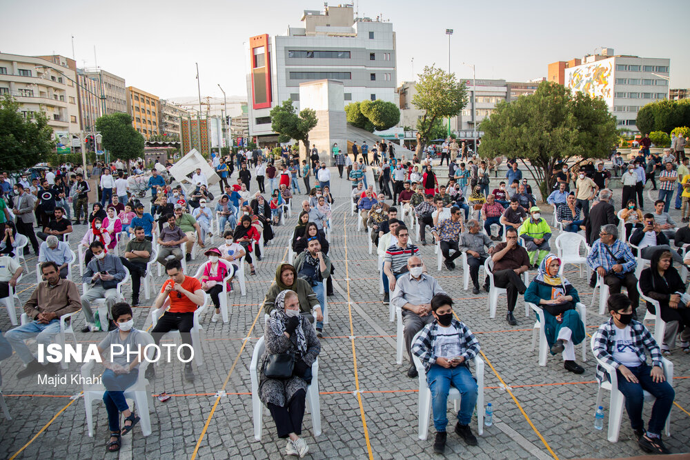 تصاویر: تئاتر، آفتاب و کرونا در چهارراه ولیعصر