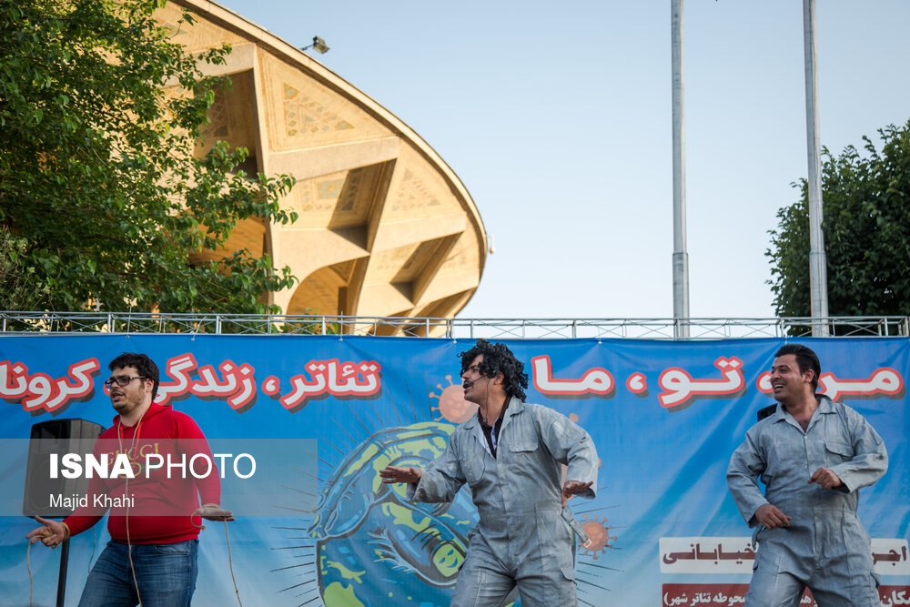 تصاویر: تئاتر، آفتاب و کرونا در چهارراه ولیعصر