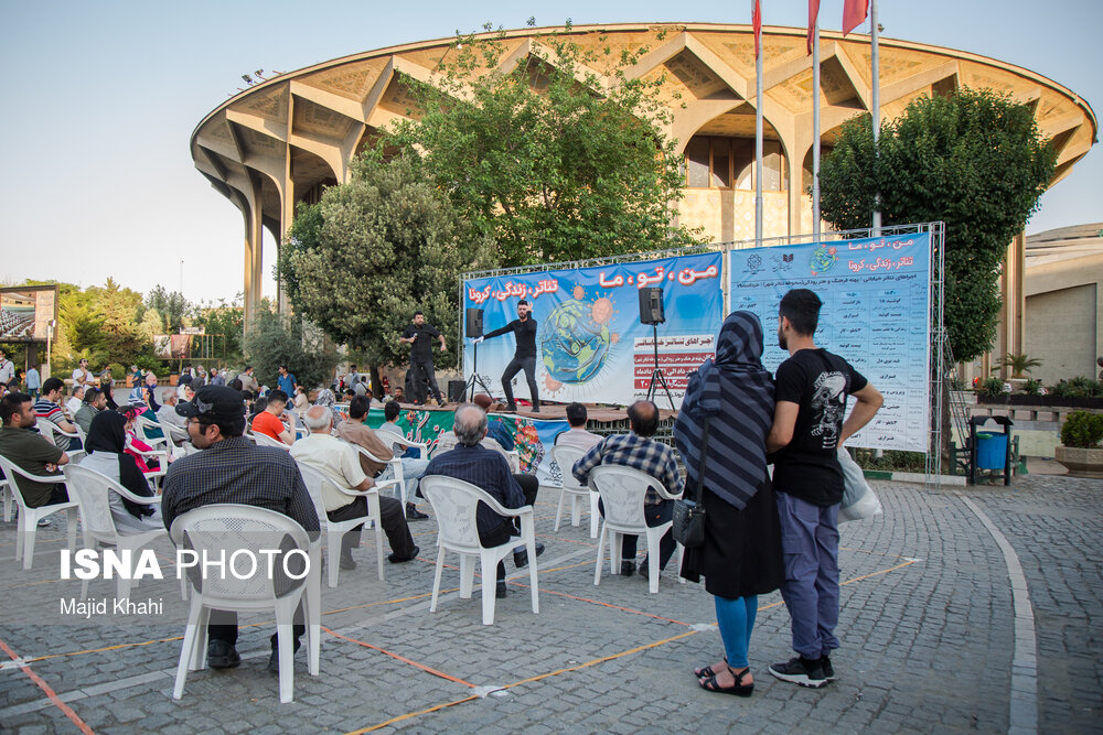تصاویر: تئاتر، آفتاب و کرونا در چهارراه ولیعصر