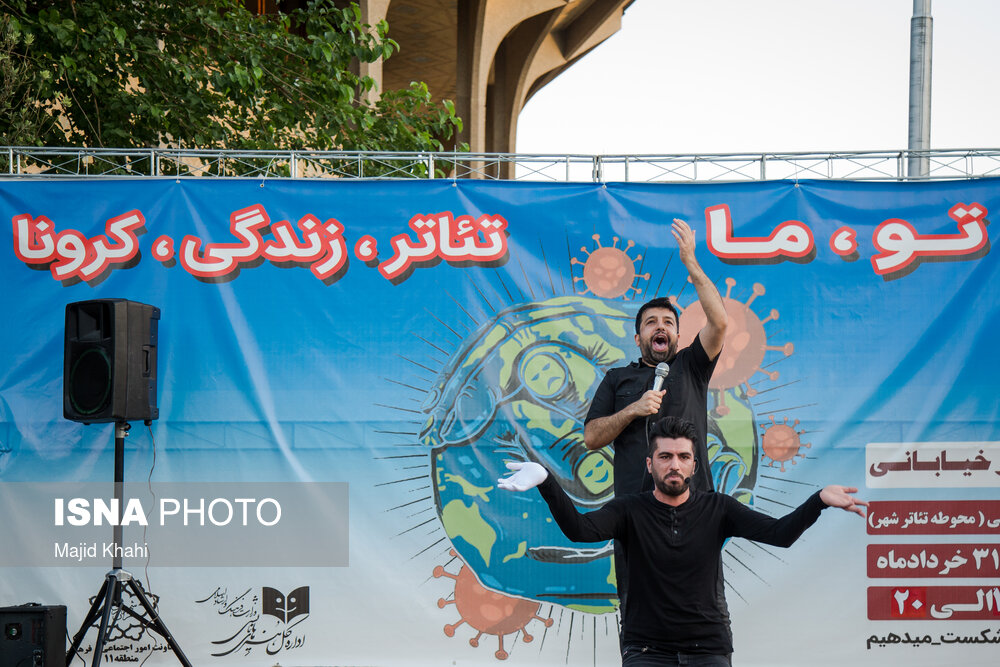 تصاویر: تئاتر، آفتاب و کرونا در چهارراه ولیعصر