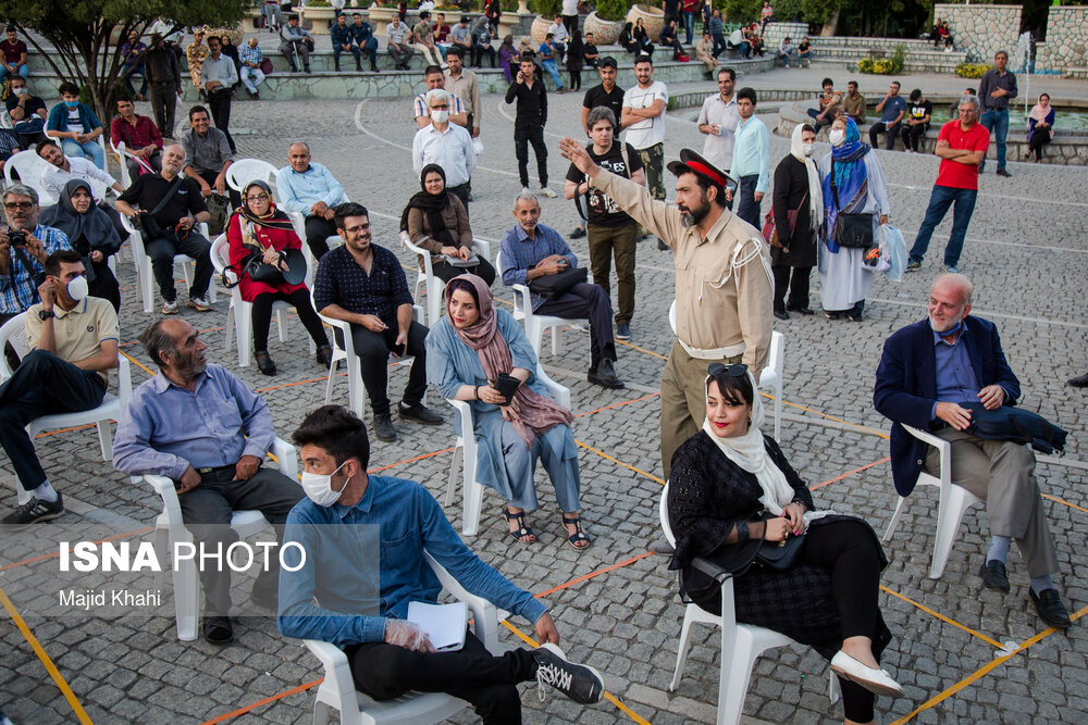 تصاویر: تئاتر، آفتاب و کرونا در چهارراه ولیعصر