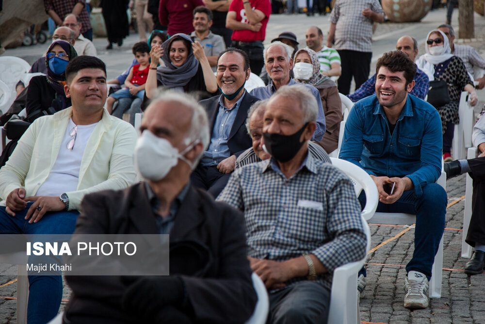 تصاویر: تئاتر، آفتاب و کرونا در چهارراه ولیعصر