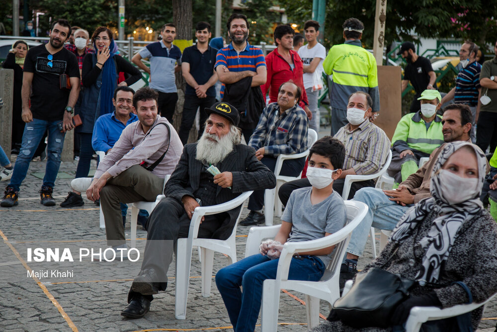 تصاویر: تئاتر، آفتاب و کرونا در چهارراه ولیعصر