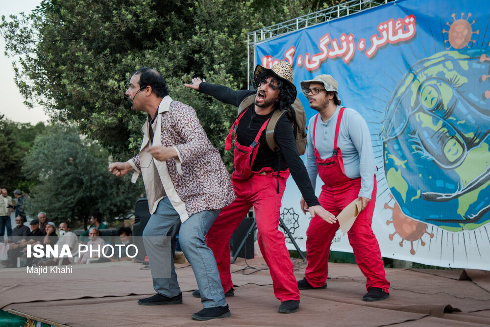 تصاویر: تئاتر، آفتاب و کرونا در چهارراه ولیعصر
