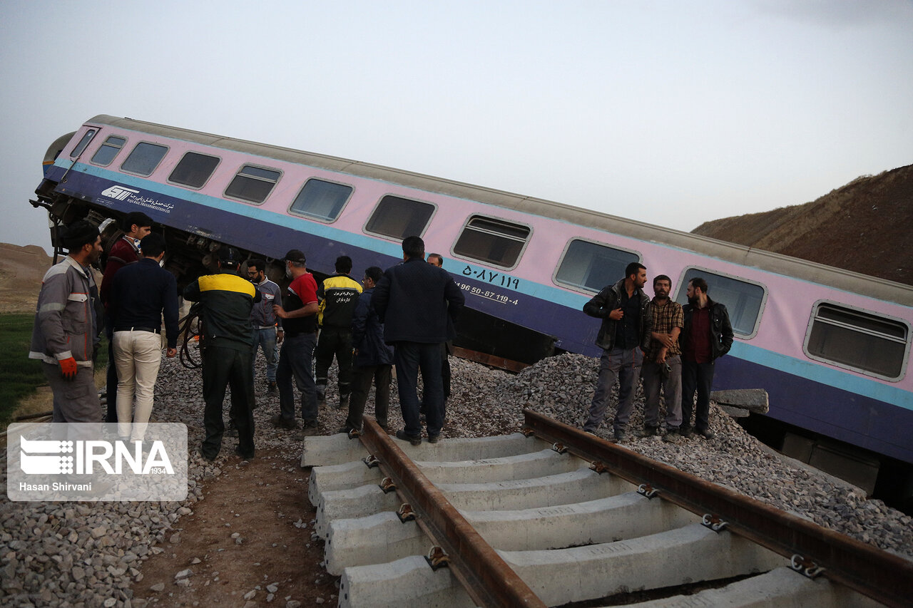تصاویر: خروج قطار مسافربری از ریل در ۱۰ کیلومتری شهر پرند