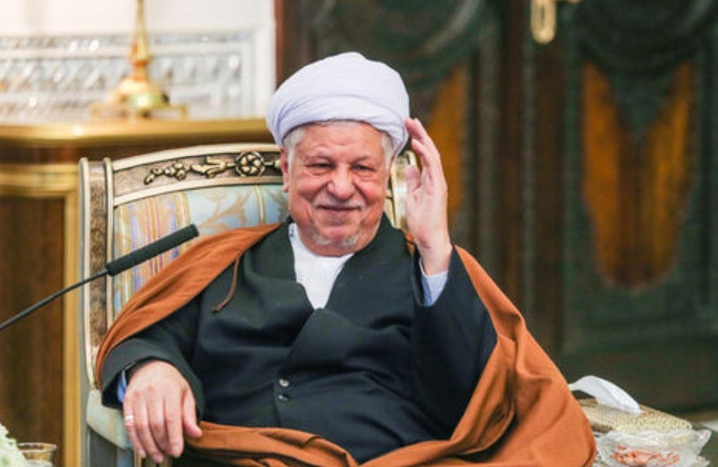 خاطرات آیت&zwnj;الله هاشمی؛ ۱۲ تیر ۱۳۷۱ تا ۱۳۷۶: ميرسليم به خاطر دادن سهم [کاغذ] بعضى از مطبوعات به خودشان- به جاى دادن به وزارت ارشاد- شكايت داشت / حسن روحانی از مصاحبه ديروز من رضایت داشت و از ضعف مترجم گفت / لاريجانى پيشنهاد داشت، ايرانى&zwnj;هايى كه مى&zwnj;ترسند به ايران بيايند، به نحوى بتوانند در جايى مثل جزيره كيش با بستگانشان ملاقات كنند