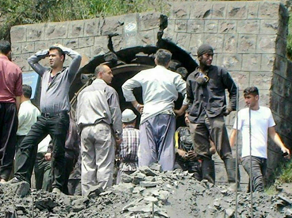ریزش معدن در روستای سرتیتان گیلان غرب / تایید کشته شدن یک نفر تاکنون / ۷ نفر دچار گازگرفتگی شدند / احتمال محبوس شدن ۶ تا ۸ نفر در معدن ریزش معدن در روستای سرتیتان گیلان غرب / تایید کشته شدن یک نفر تاکنون / ۷ نفر دچار گازگرفتگی شدند / احتمال محبوس شدن ۶ تا ۸ نفر در معدن