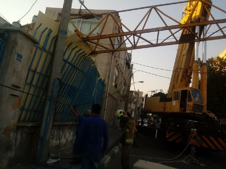 سقوط دکل جرثقیل تاورکرین در غرب تهران + تصاویر