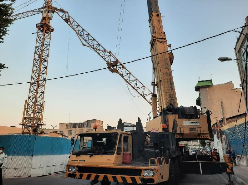 سقوط دکل جرثقیل تاورکرین در غرب تهران + تصاویر